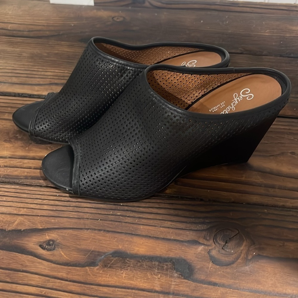 Seychelles Black leather Perforated peep toe Mules